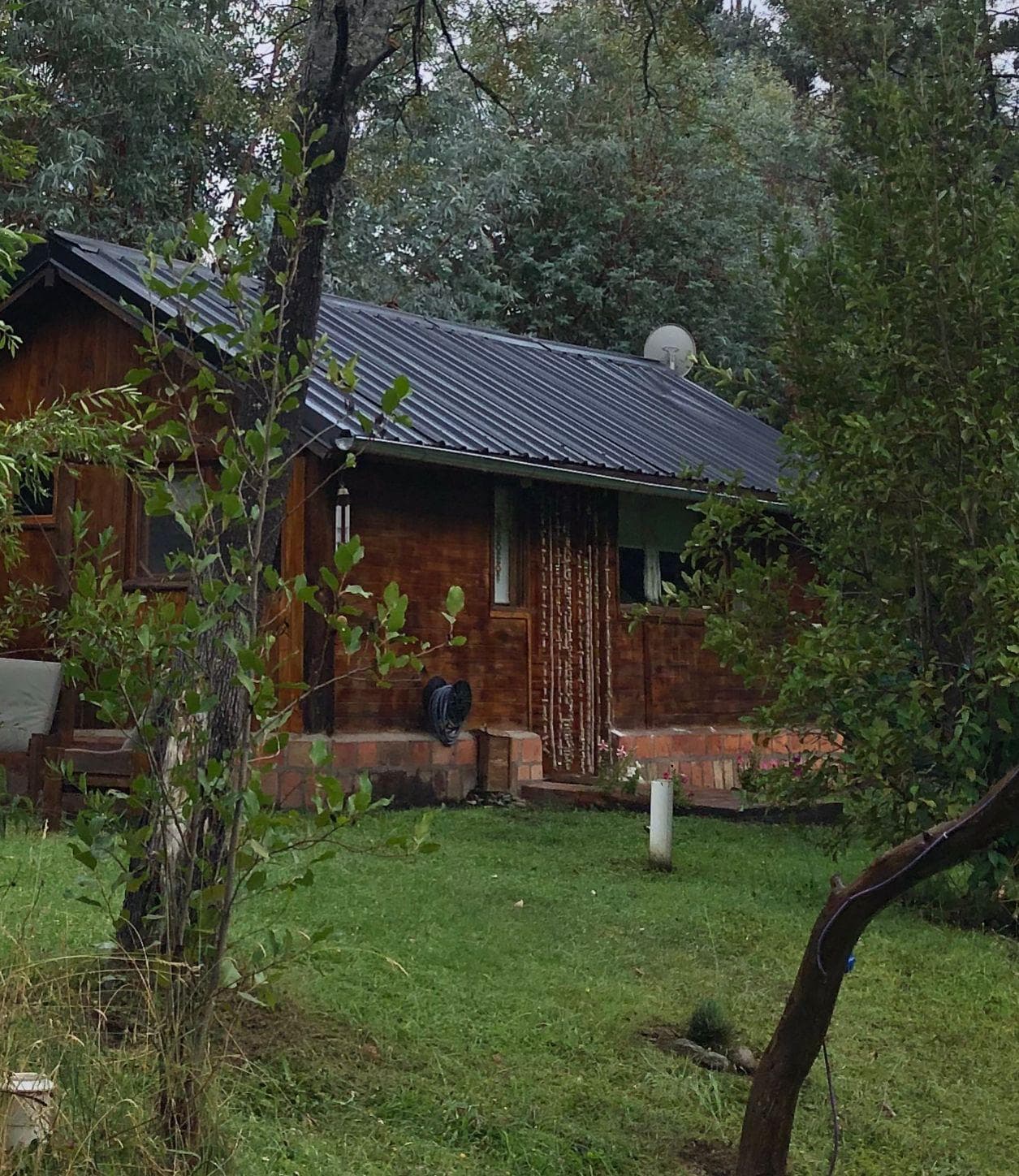 Cabaña Maitén entre el bosque de coihues en Lago Puelo, Patagonia